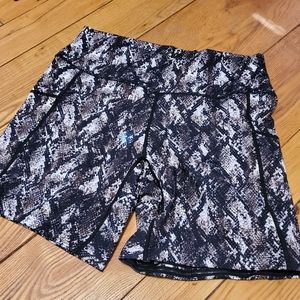 L CVG 7" Snakeskin print shorts